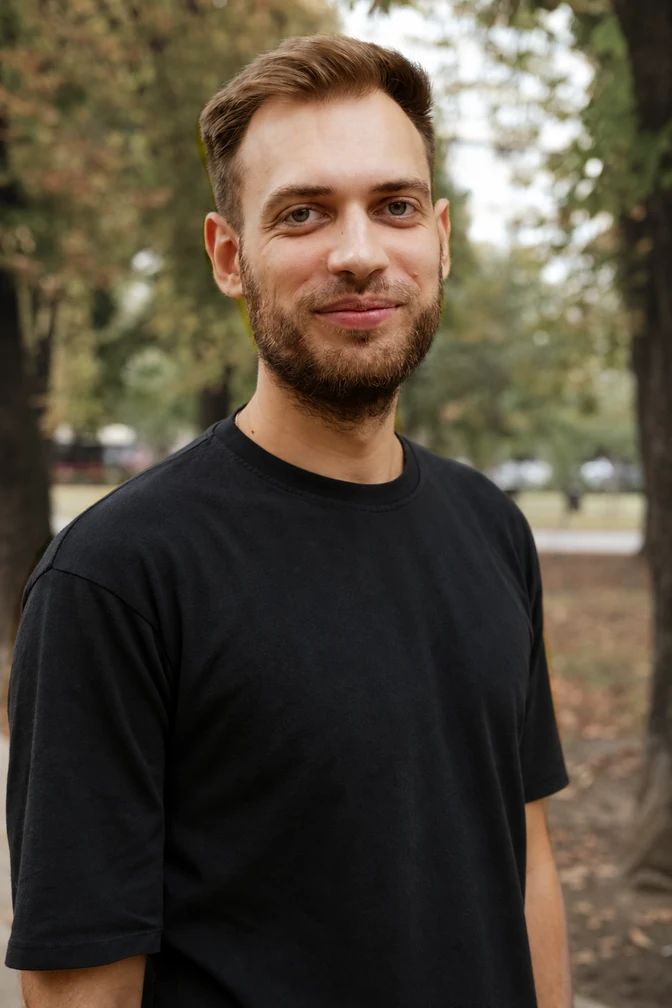 Степан Носорев на прогулке в парке