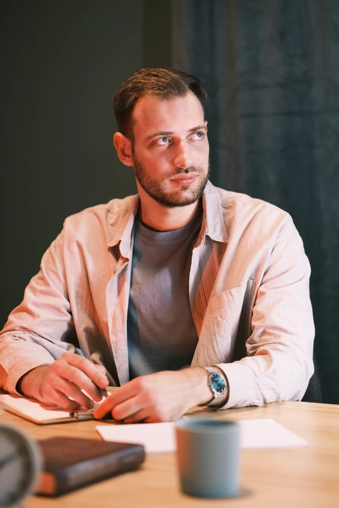 Степан Носорев с блокнотом за столом